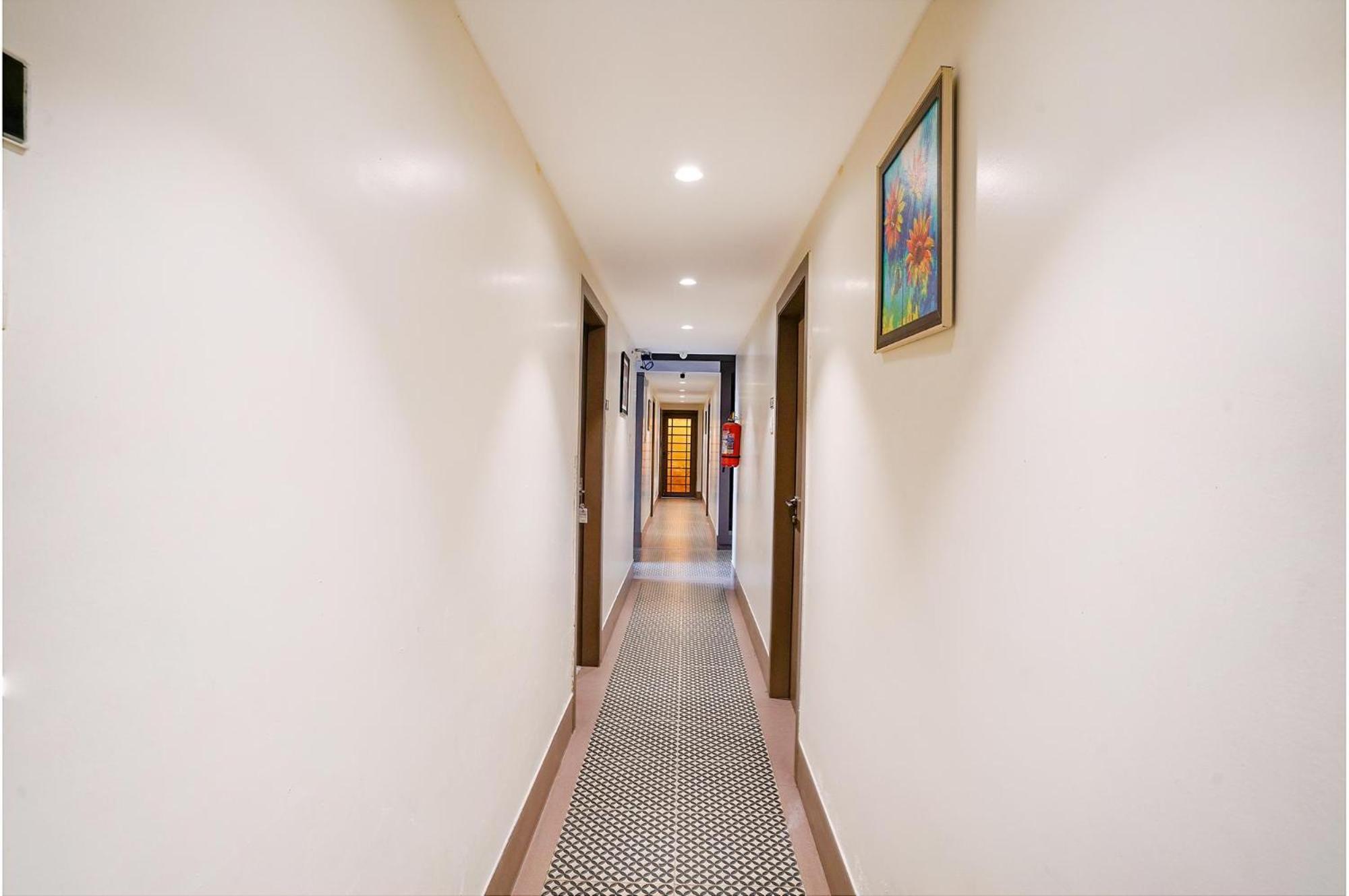 Hotel Gargi Deluxe Пюн Екстериор снимка