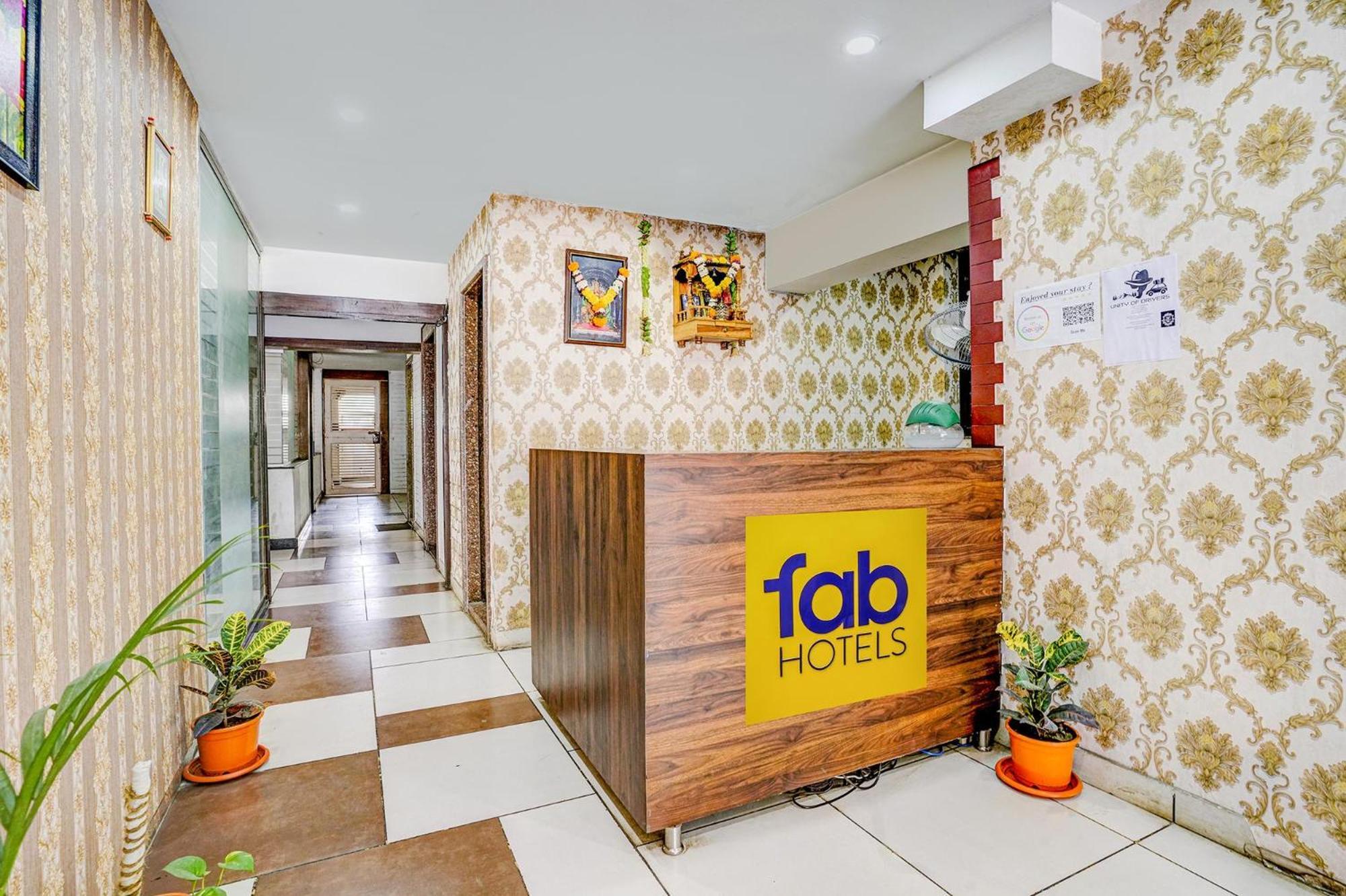 Hotel Gargi Deluxe Пюн Екстериор снимка