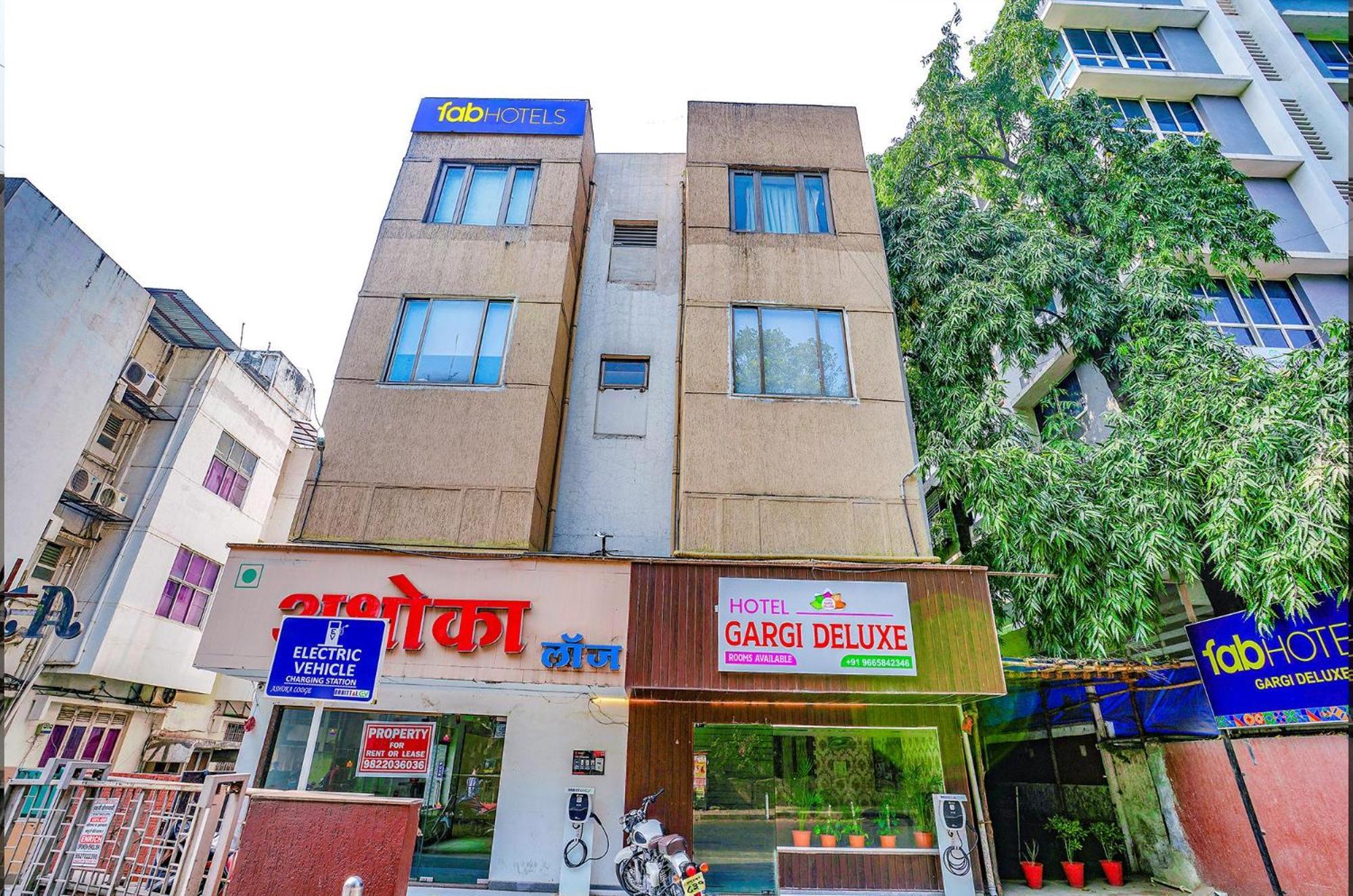 Hotel Gargi Deluxe Пюн Екстериор снимка
