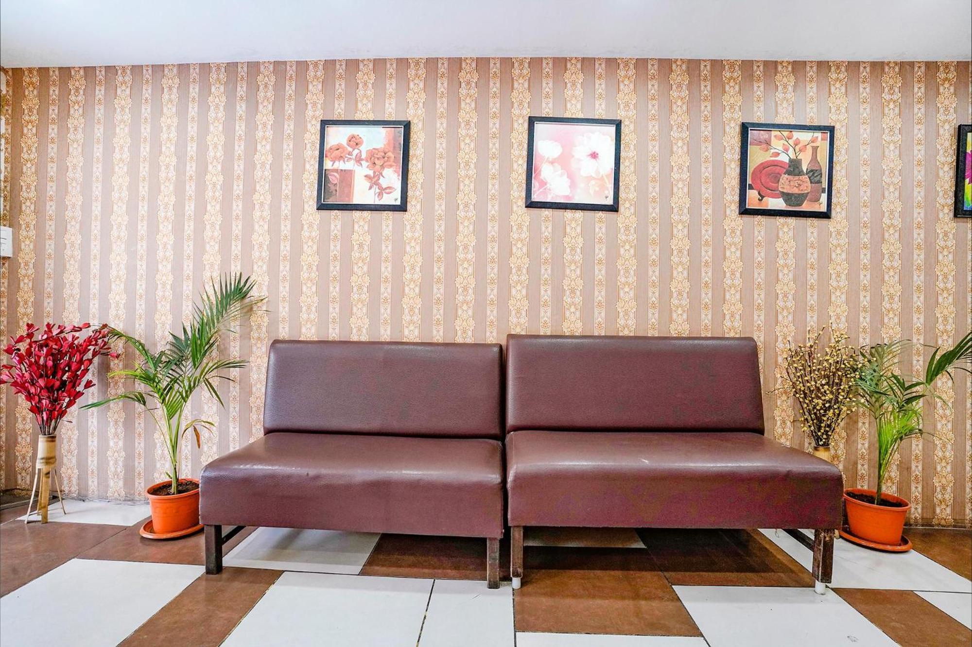 Hotel Gargi Deluxe Пюн Екстериор снимка