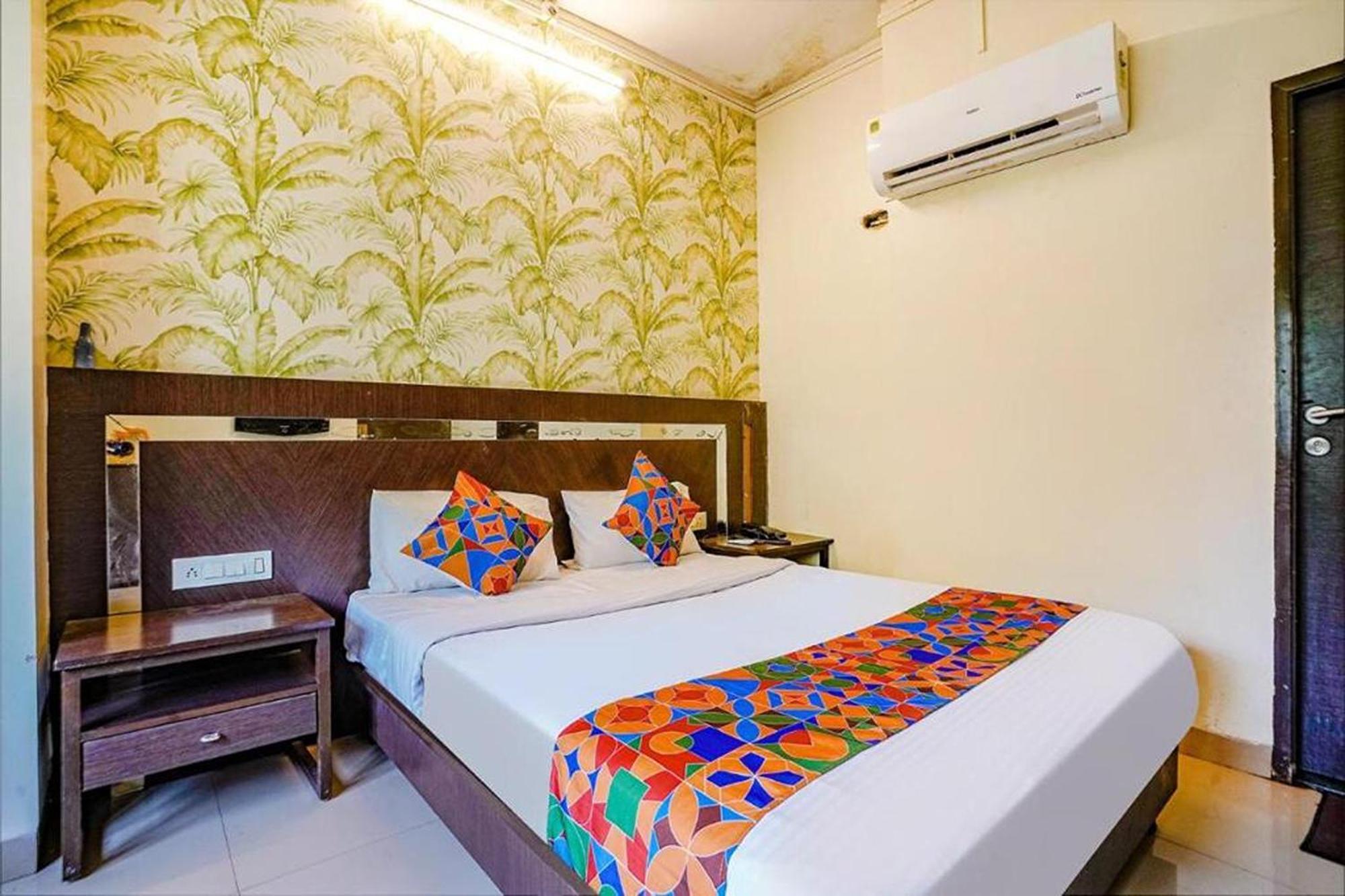 Hotel Gargi Deluxe Пюн Екстериор снимка
