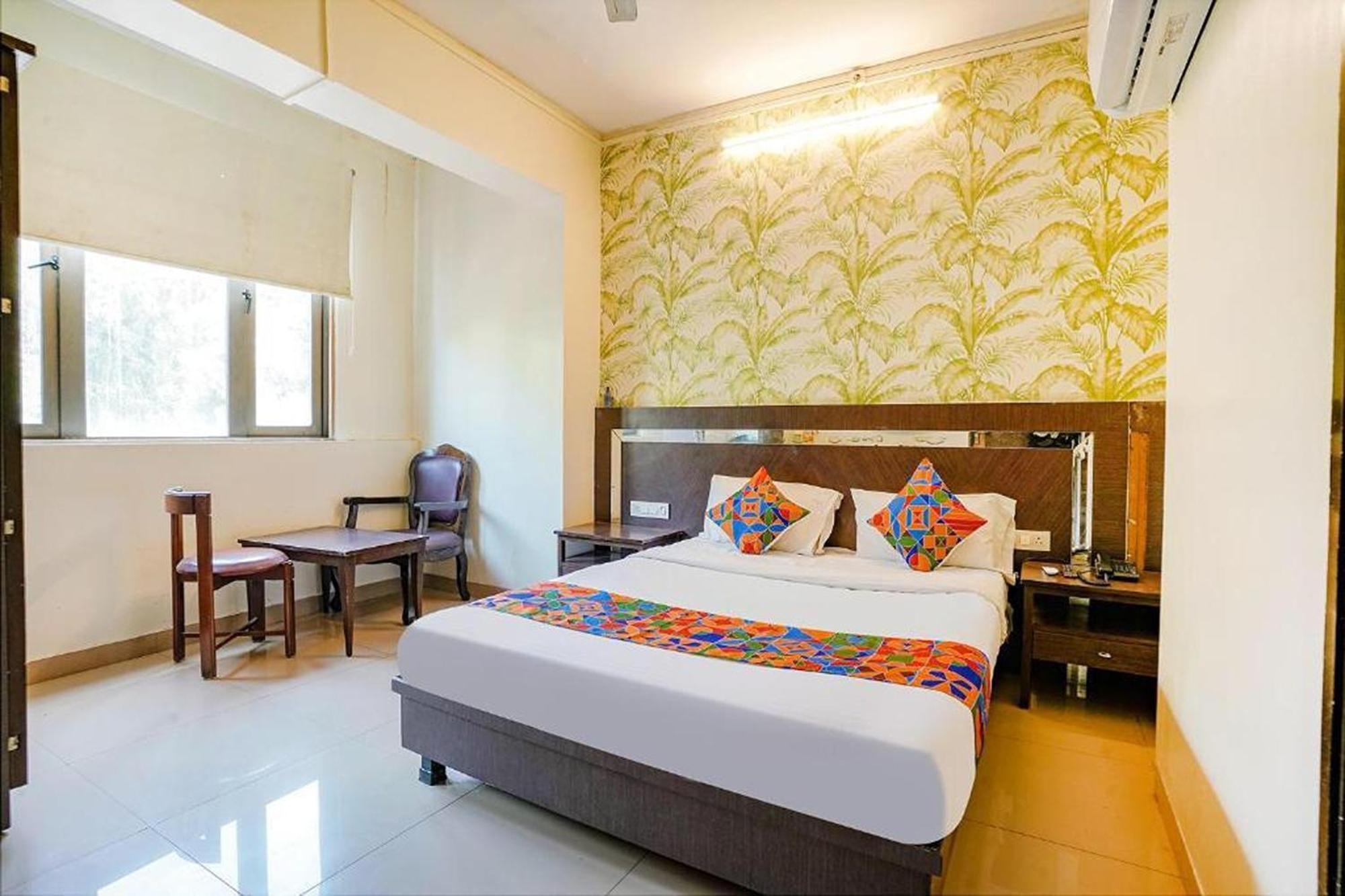 Hotel Gargi Deluxe Пюн Екстериор снимка