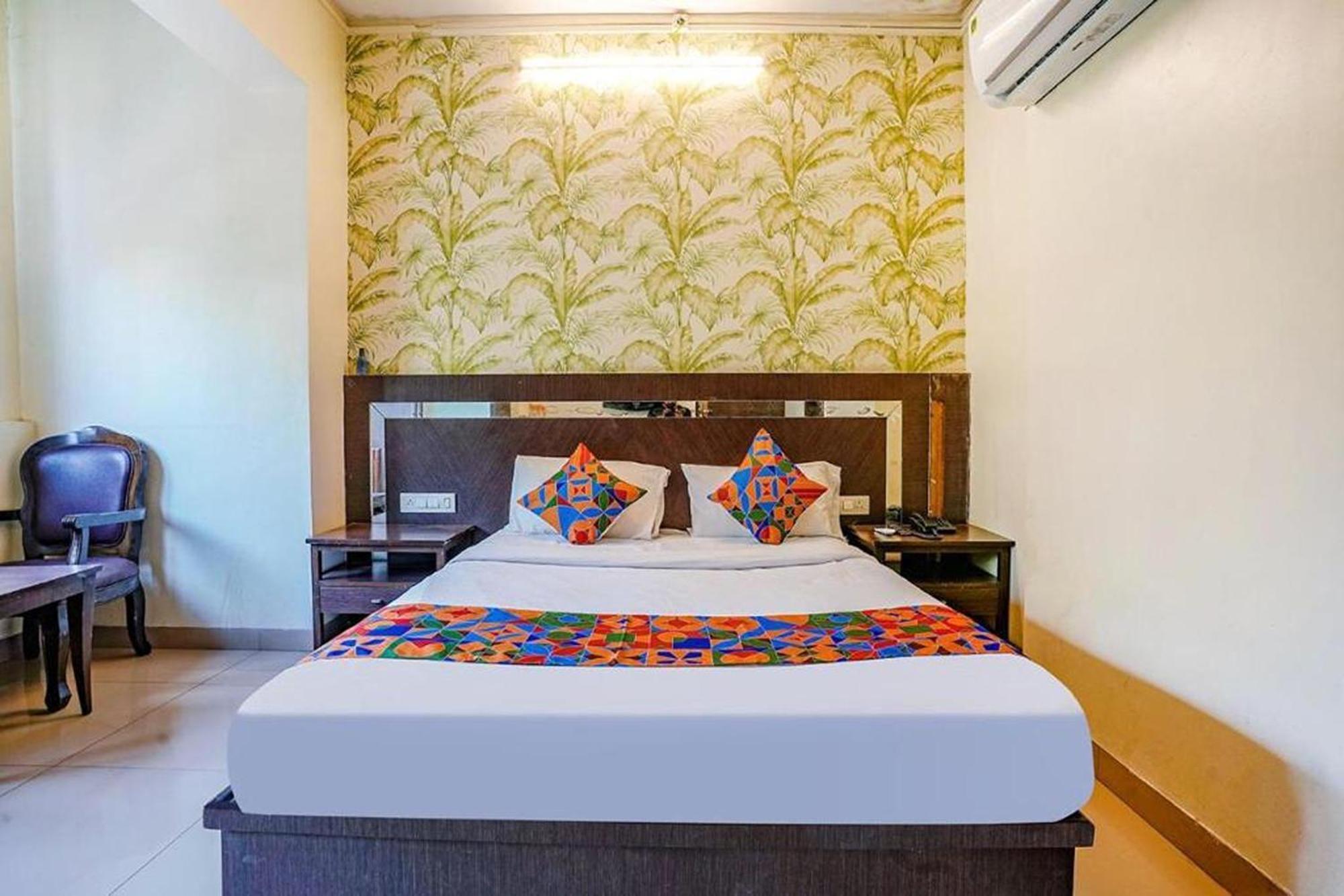 Hotel Gargi Deluxe Пюн Екстериор снимка