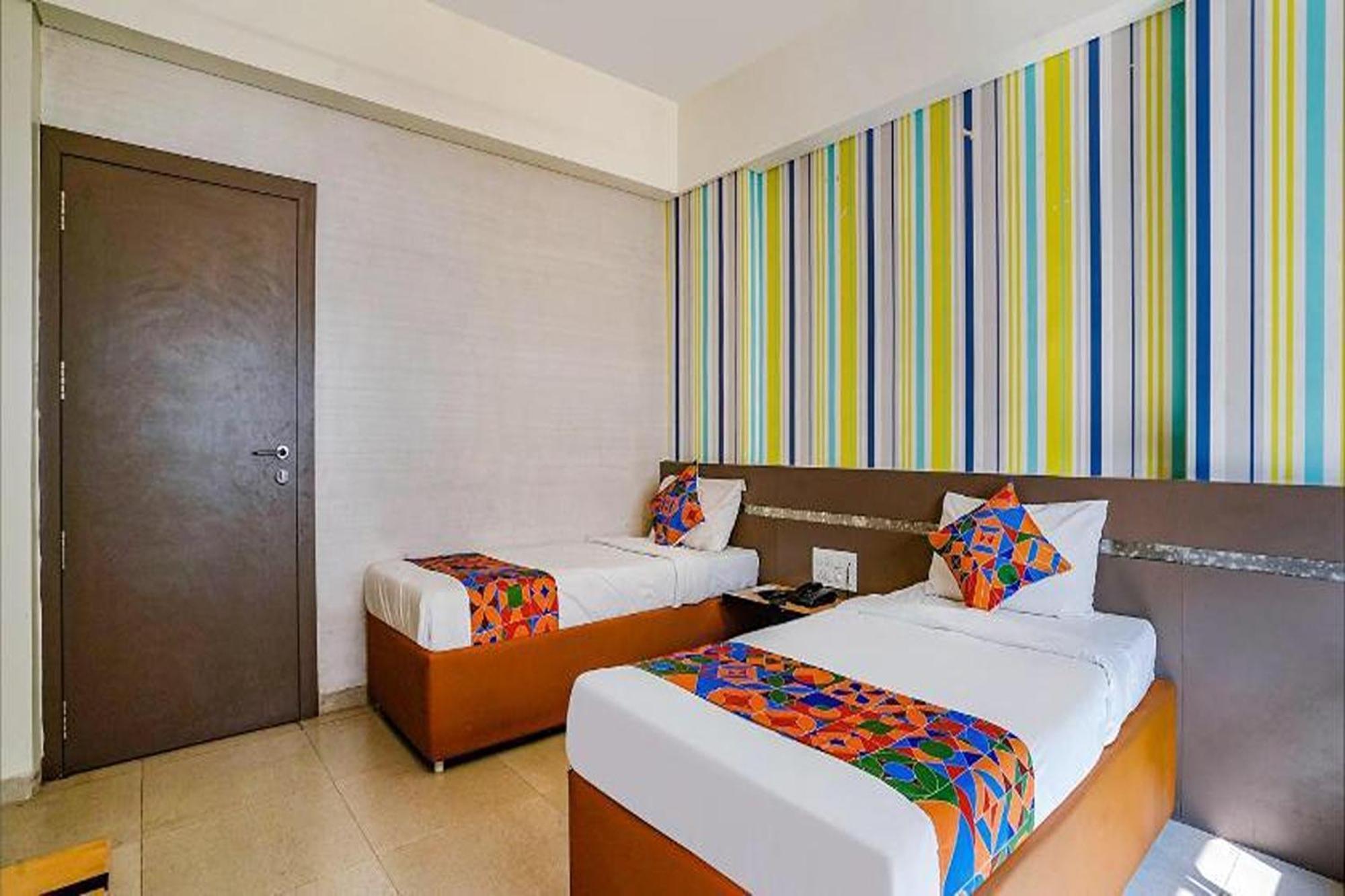 Hotel Gargi Deluxe Пюн Екстериор снимка