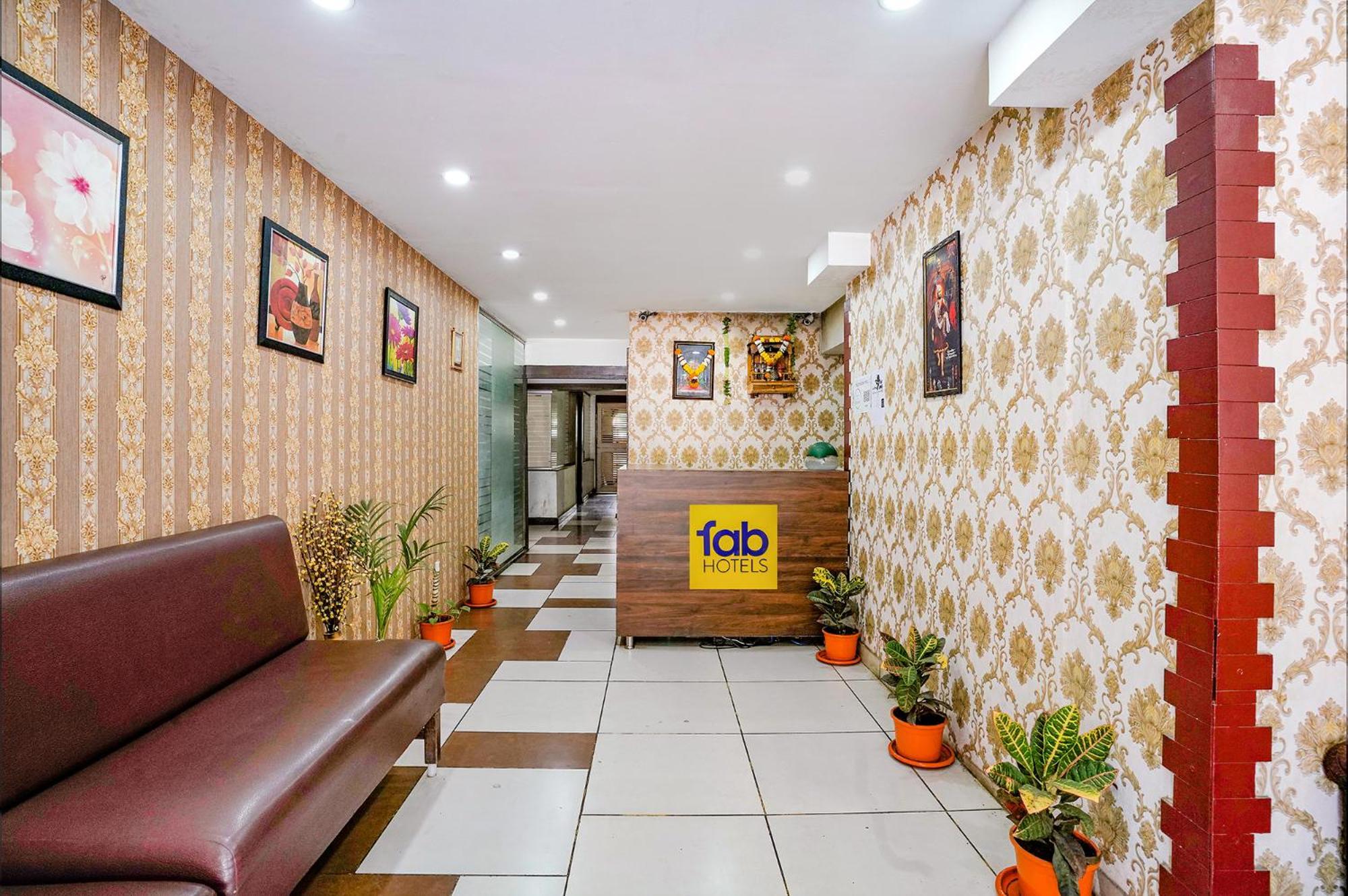 Hotel Gargi Deluxe Пюн Екстериор снимка
