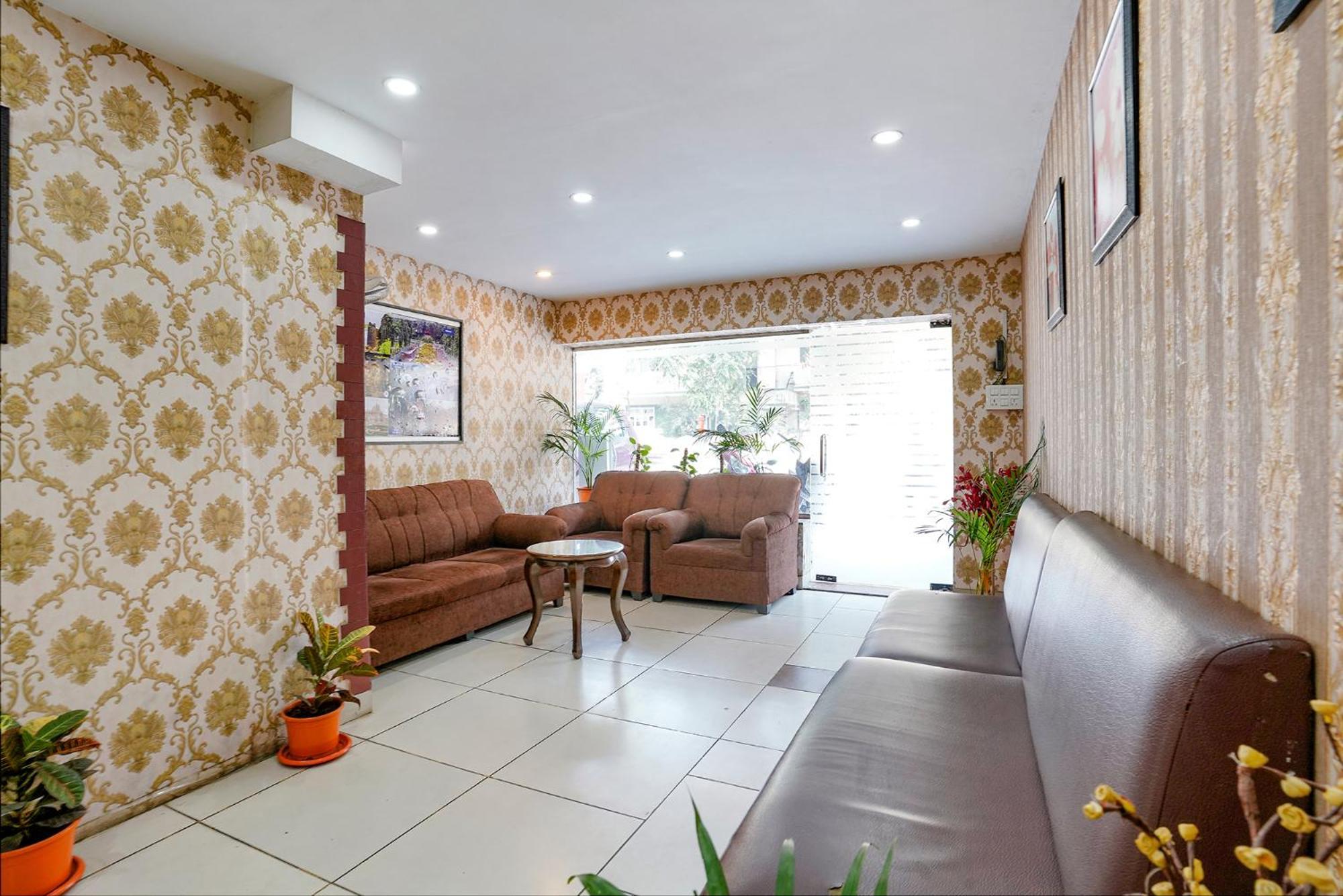 Hotel Gargi Deluxe Пюн Екстериор снимка