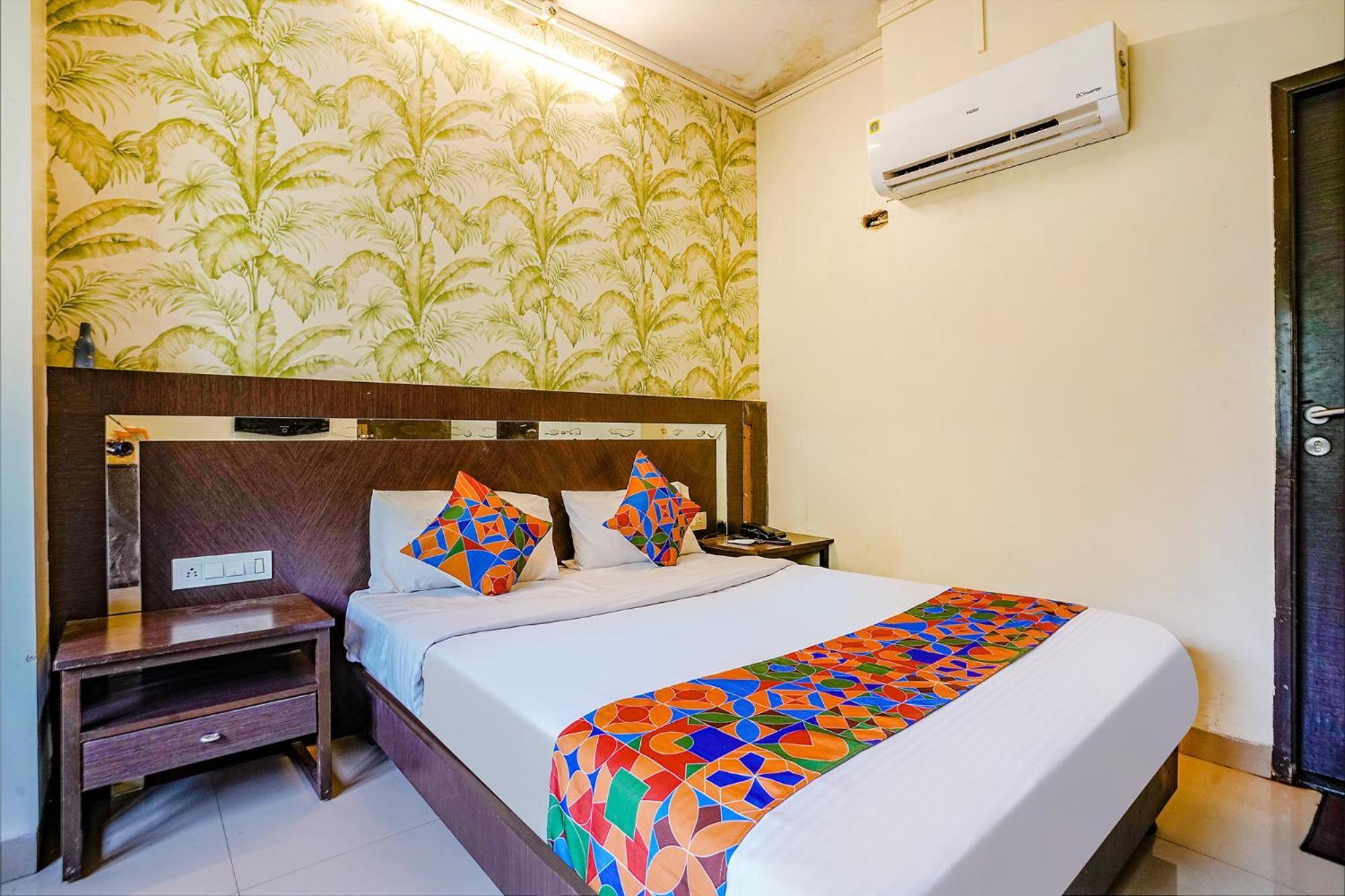 Hotel Gargi Deluxe Пюн Екстериор снимка