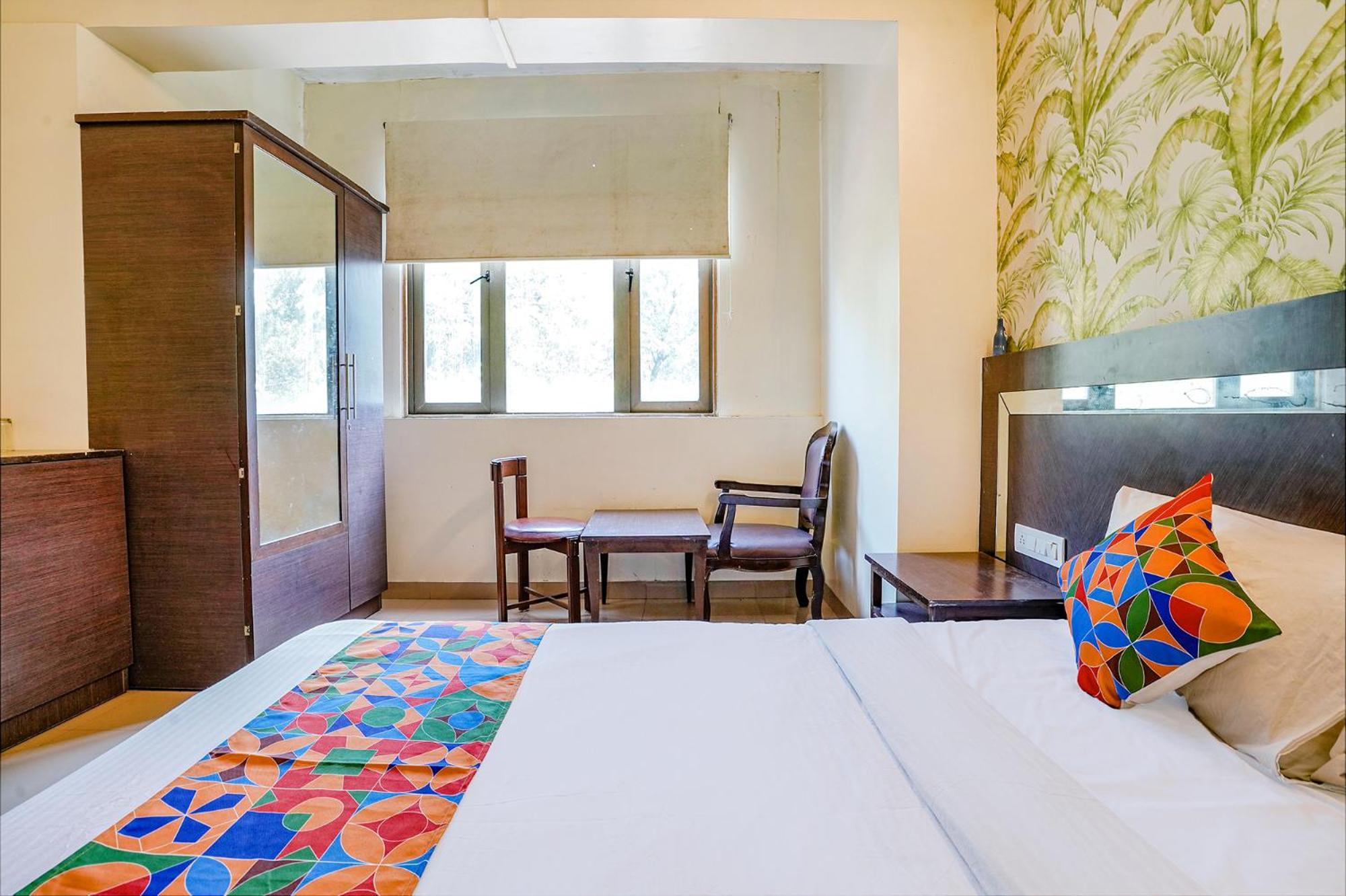 Hotel Gargi Deluxe Пюн Екстериор снимка
