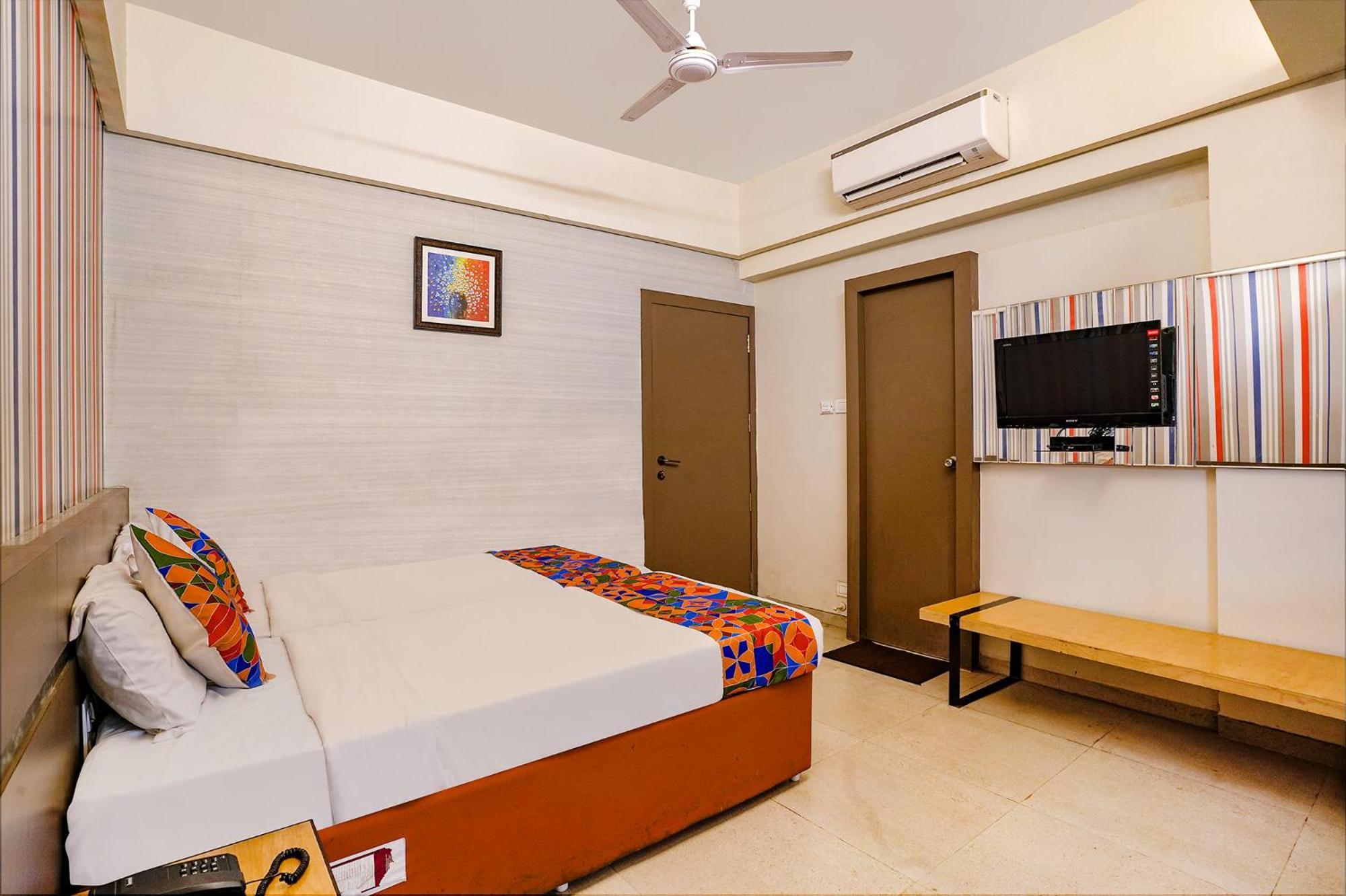 Hotel Gargi Deluxe Пюн Екстериор снимка