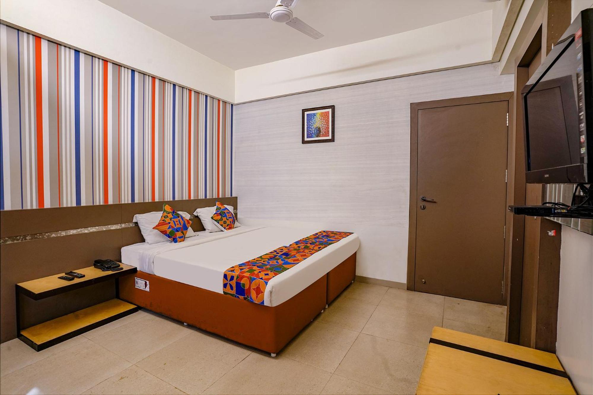 Hotel Gargi Deluxe Пюн Екстериор снимка