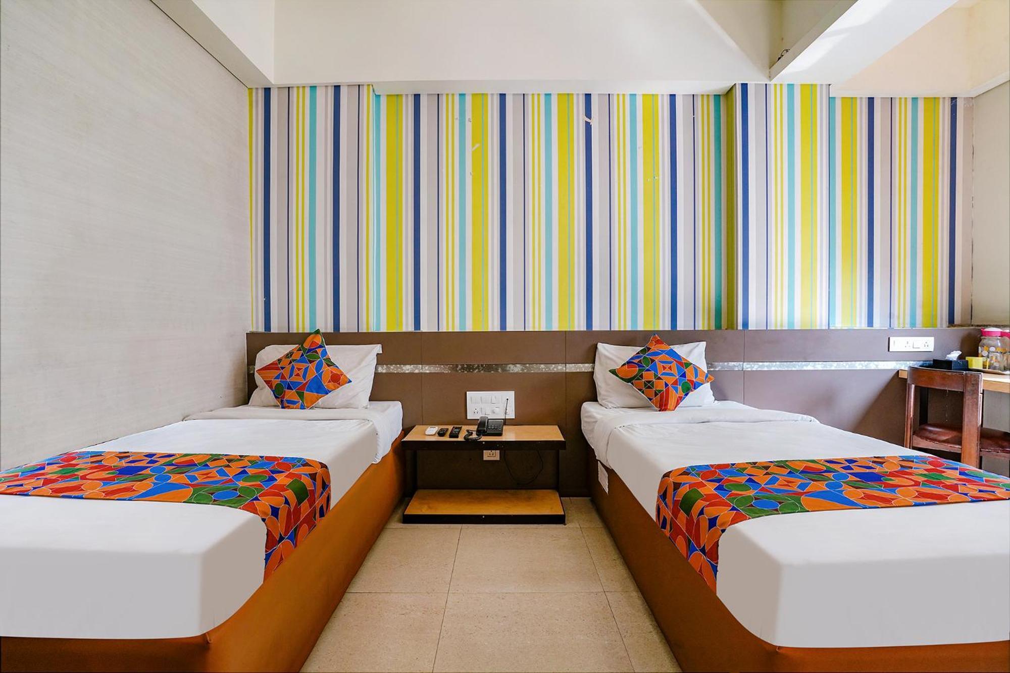 Hotel Gargi Deluxe Пюн Екстериор снимка